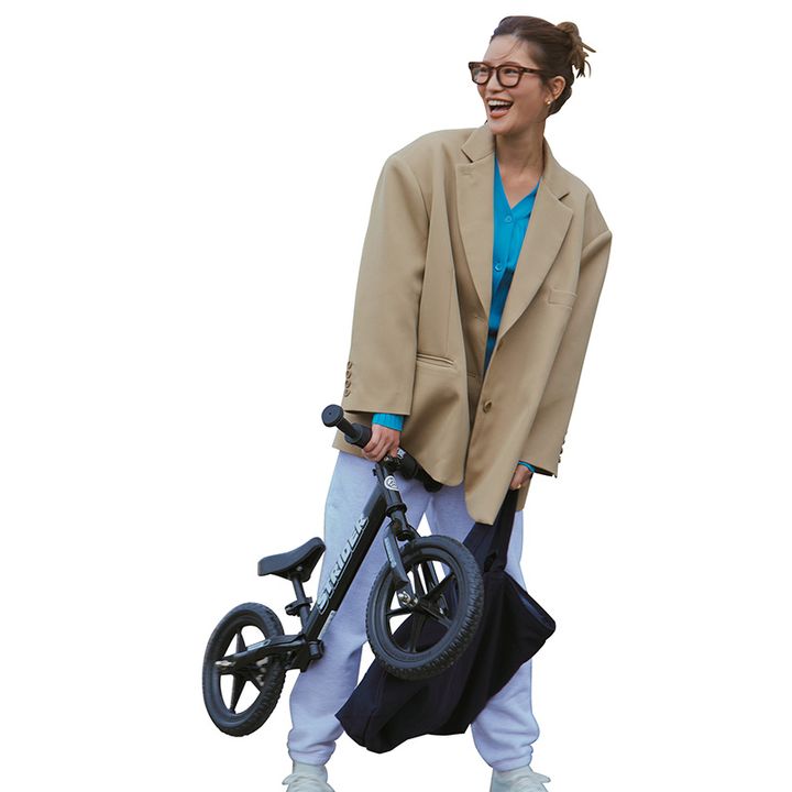 スウェットパンツとも相性抜群なオーバーサイズのキレイめジャケット