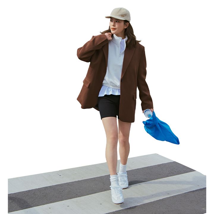 スポーティなバイカーショーツもビッグジャケット合わせで都会派オシャレに