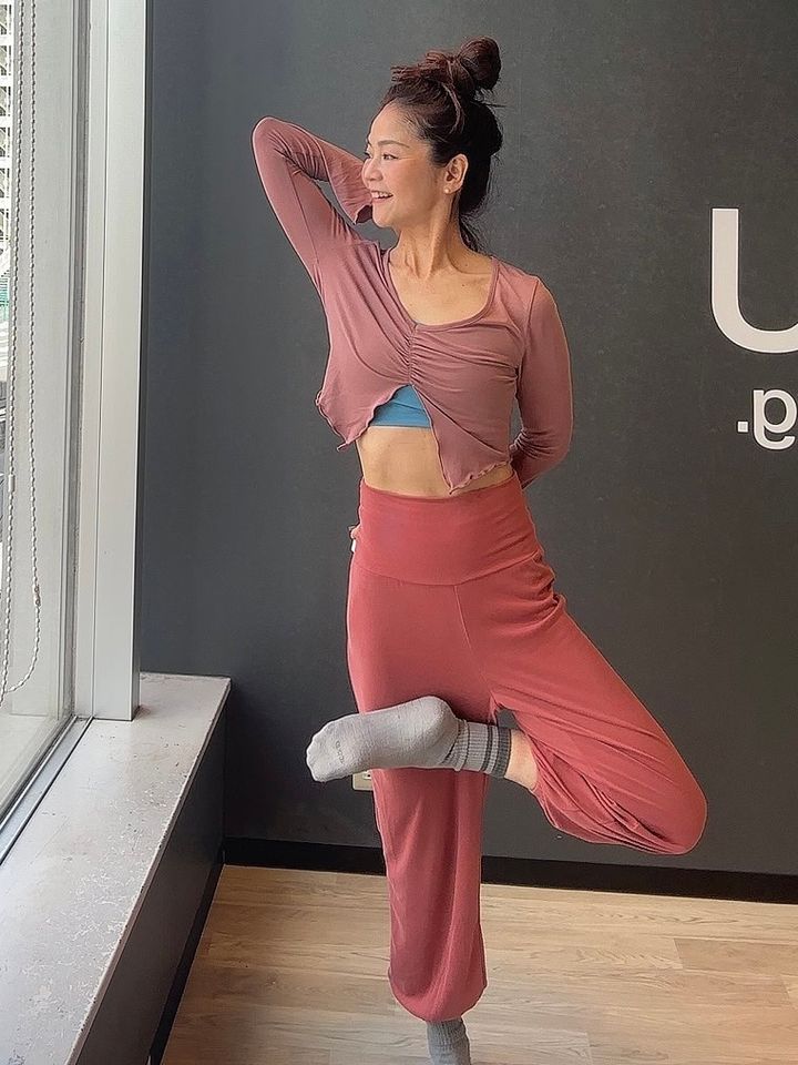 ヨガをする桜井智子さん