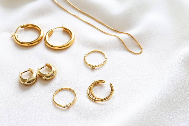 金の地金を使ったジュエリーのイメージ