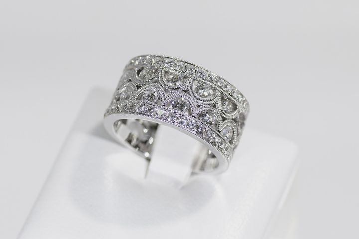 地金をたっぷり使った高級ジュエリーのイメージ