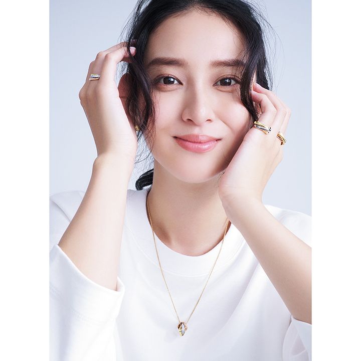 白のスウェットにカルティエのネックレスとリングを合わせた武井咲さん