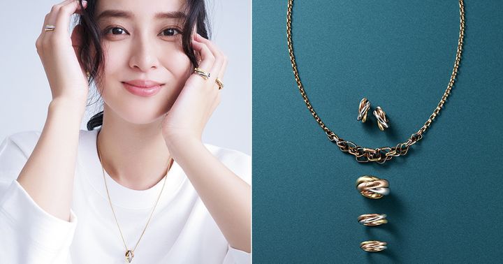 白のスウェットにカルティエのジュエリーを合わせた武井咲さんとトリニティシリーズのイヤリングとネックレスとリング