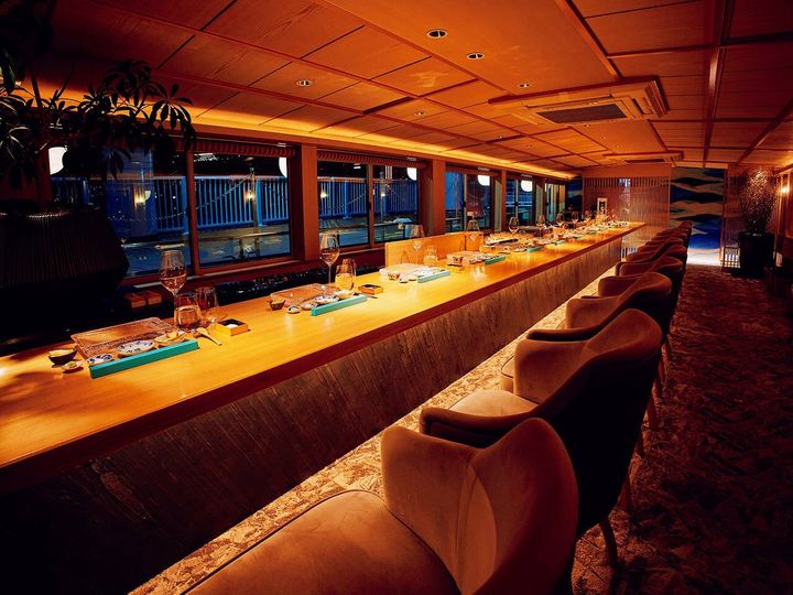 『屋形船 鮨尚充』の船内