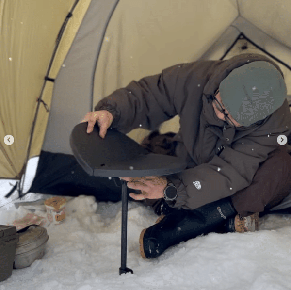 新発想！地面に刺して使える!?話題のテーブルがアウトドアで大活躍！