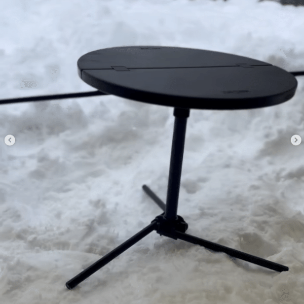 新発想！地面に刺して使える!?話題のテーブルがアウトドアで大活躍！