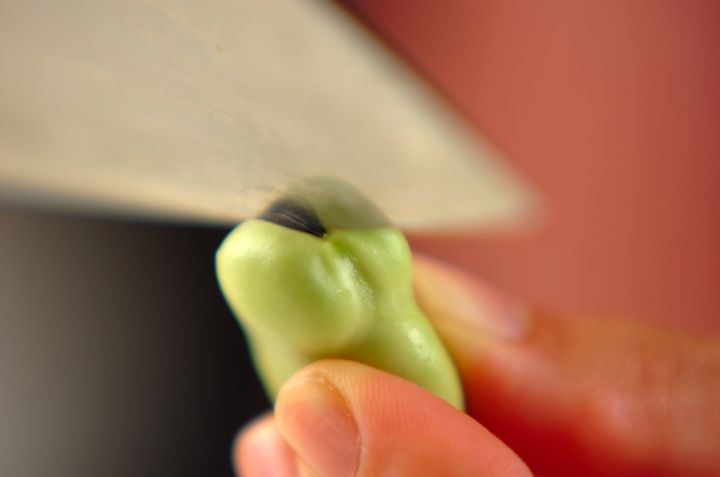 ほくほく塩ゆでソラ豆の下準備1