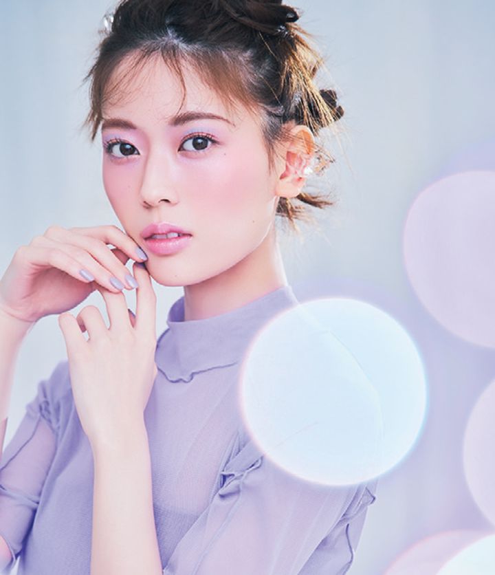 眉から鼻筋のラインにも同じカラーを入れることでやわらかい印象のまま彫りの深さを強調できる。