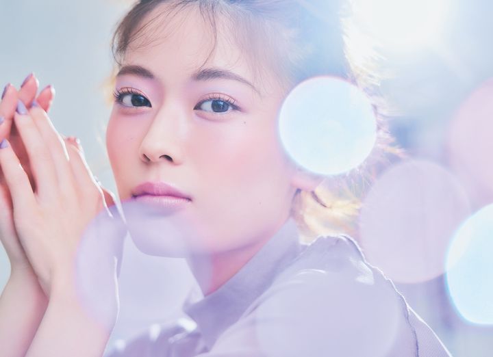 月1リレー美容連載「美容の坂道のぼり隊」。今回は乃木坂46の岩本蓮加さんがパープルをちりばめたメイクに挑戦