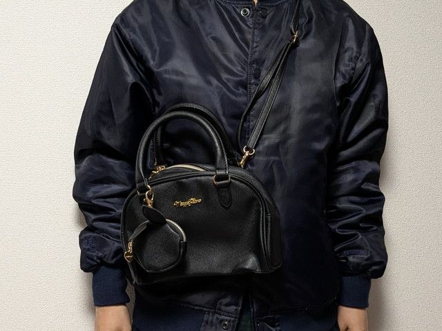 mezzopianoおしゃれボストンバッグ持ったところ