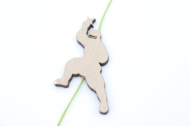 木製ガーランド（忍者） ポーズ