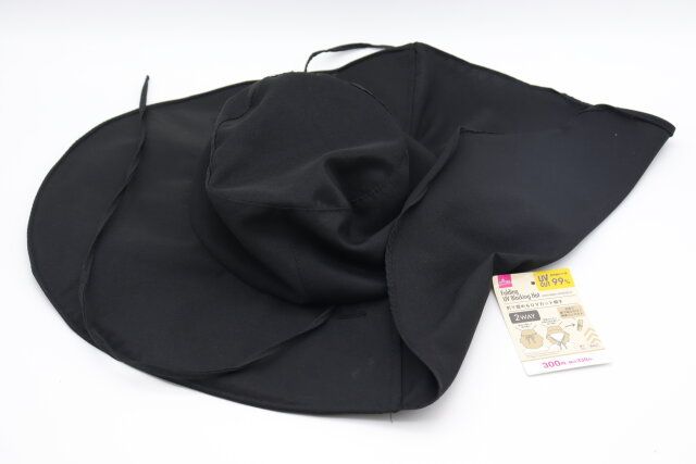 ダイソーの折り畳めるUVカット帽子1