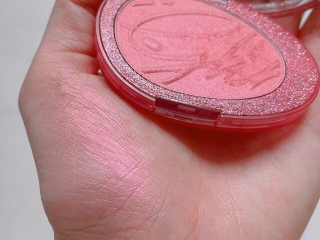 fwee グリッツストーンハイライター HL01 フィーバーガーネット 手の平に付ける