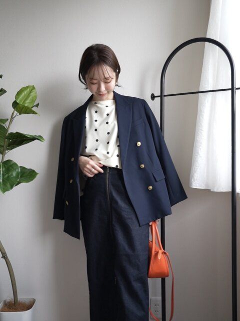ドット柄ブラウスを合わせて大人可愛いスタイル ジャケットを肩にかける