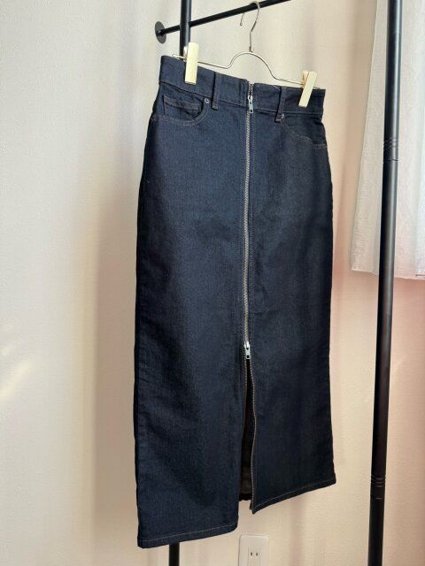 GU デニムジップナロースカート NAVY ジップを半分より少ししたで開けている