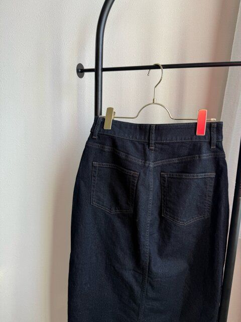 GU デニムジップナロースカート NAVY 後ろ側