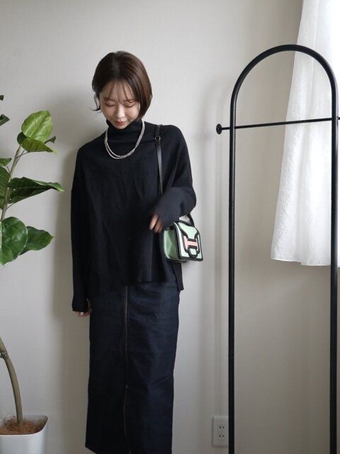 黒のタートルネックを合わせてシンプルカジュアルコーデ