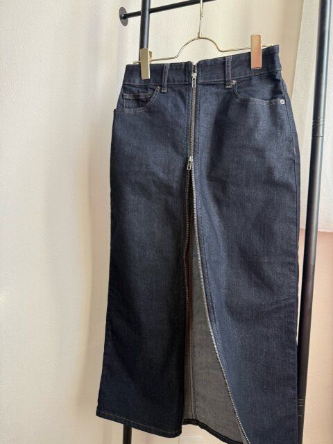 GU デニムジップナロースカート NAVY ダブルジップで好きなところまでスリットを入れることができる
