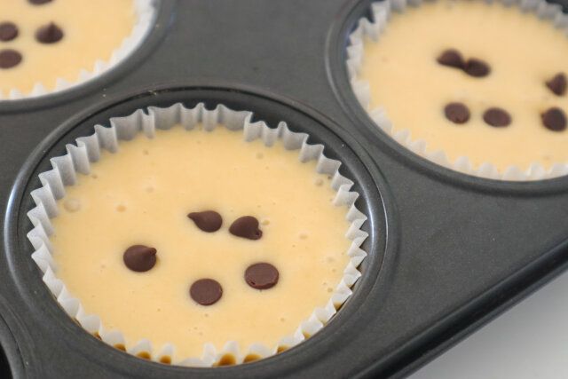 トッピング用のチョコチップをのせて、170℃で15～18分焼く。