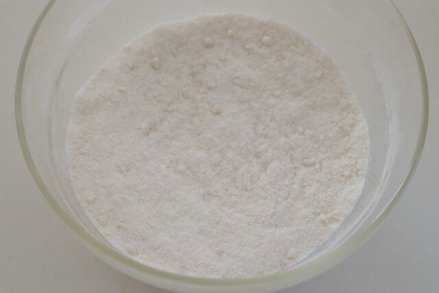 ボウルに米粉、アーモンドプードル、ベーキングパウダーを入れ、泡立て器でぐるぐる混ぜ合わせる。