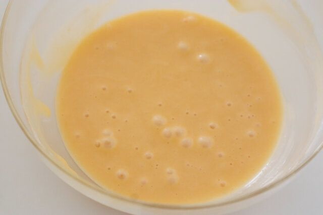 ②のボウルに①の合わせた粉類を加え、粉っぽさがなくなるまでよく混ぜ合わせる。