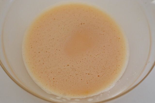 別のボウルに卵を割りほぐし、プレーンヨーグルトを入れ、砂糖、米油を順に加えて、泡立て器でよく混ぜ合わせる。