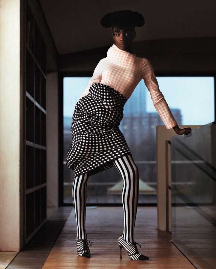 グラフィカルに遊んで コム デ ギャルソンのセンセーショナルな通称 “こぶドレス” が披露された伝説的な1997年春夏コレクションの曲線が美しいトップとスカート。ジョン・ガリアーノが手がけたジバンシィの1996年秋冬オートクチュール コレクションの帽子を合わせて、ファッションとアートが融合する無限大の可能性を表現。<br /> コム デ ギャルソンの1997年春夏コレクションのアーカイブのトップ スカート／ともに20AGE ARCHIVE ジバンシィの1996年秋冬オートクチュール コレクションのアーカイブのハット／AMANDA HARLECH ARCHIVE タイツ／EMILIO CAVALLINI（www.emiliocavallini.com） シューズ 参考商品／MANOLO BLAHNIK（ブルーベル・ジャパン）