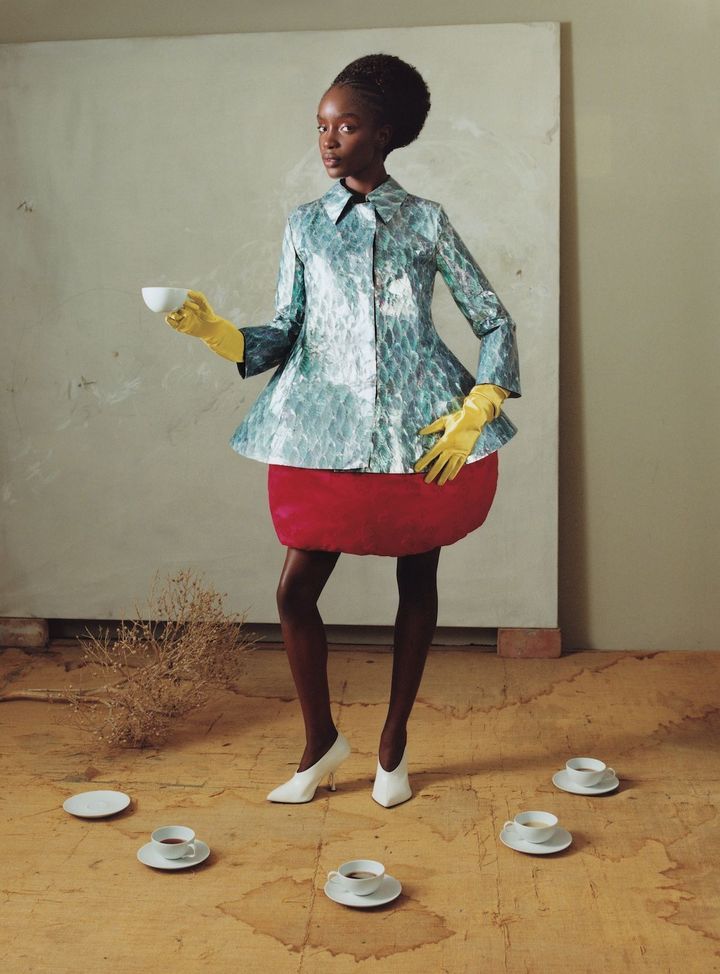 ウィットに富んだエレガンス 光を反射するロエベのコートに、クリスチャン ディオールの1956年秋冬オートクチュールコレクションの立体的な造形美をつくり出すドレスをマッチ。思いがけない新旧のコラボレーションは、鮮烈なインパクトと新たなアイデアを生み出す。<br /> コート 参考商品／LOEWE（ロエベ ジャパン クライアントサービス） クリスチャン ディオールの1956年秋冬オートクチュールコレクションのアーカイブのドレス／THE CLASSIFIED（www.classifiedvintage.com） グローブ／AGNELLE（www.agnelle.com） シューズ／PHOEBE PHILO（www.phoebephilo.com）