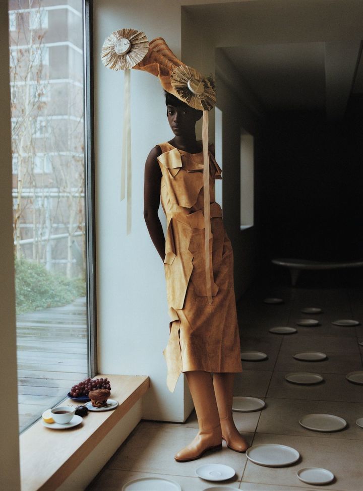 奇をてらったアクセント ロエベの2016年春夏コレクションの生地をつぎはぎしたドレスには、スティーブン・ジョーンズが手がけたジョン ガリアーノの大胆なハットでアーティに飾って。<br /> ロエベの2016年春夏コレクションのアーカイブのドレス／20AGE ARCHIVE スティーブン・ジョーンズ╳ジョン ガリアーノのアーカイブのハット／STEPHEN JONES MILLINERY ARCHIVE ブーツ ¥475,200／HERMÈS（エルメスジャポン）