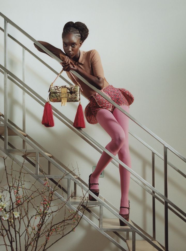 悪戯なヒロイン 特徴的なヴィヴィアン・ウエストウッドの1994年秋冬コレクションでお目見えしたリバティ柄のバッスル。フェンディの大ぶりのタッセルが目をひくヴィンテージのバッグとプラダのピンクのタイツがレディライクに共鳴して。<br /> トップ¥242,000 タイツ ¥242,000／ともにPRADA（プラダ クライアントサービス） ヴィヴィアン・ウエストウッドの1994年秋冬コレクションのアーカイブのバッスル／ALEXANDER FURY ARCHIVE フェンディのヴィンテージのバッグ／LISIO FOUNDATION バレンシアガの2006年秋冬コレクションのアーカイブのシューズ／THE ARC LONDON（www.thearclondon.com）