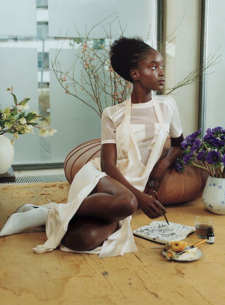 気高きオールホワイト 抜け感のあるエルメスのトップに、メゾン マルジェラのアーカイブのドレスをレイヤード。スタイリッシュなマノロブラニクのヒールで仕上げれば、優雅な時間を演出。<br /> メゾン マルジェラのアーカイブのドレス／BARABOUX（baraboux.com） トップ ¥612,700（参考価格）／HERMÈS（エルメスジャポン） アンティークのリング／AMANDA HARLECH ARCHIVE ソックス／CALZEDONIA（www.calzedonia.com） シューズ ¥126,500／MANOLO BLAHNIK（ブルーベル・ジャパン）