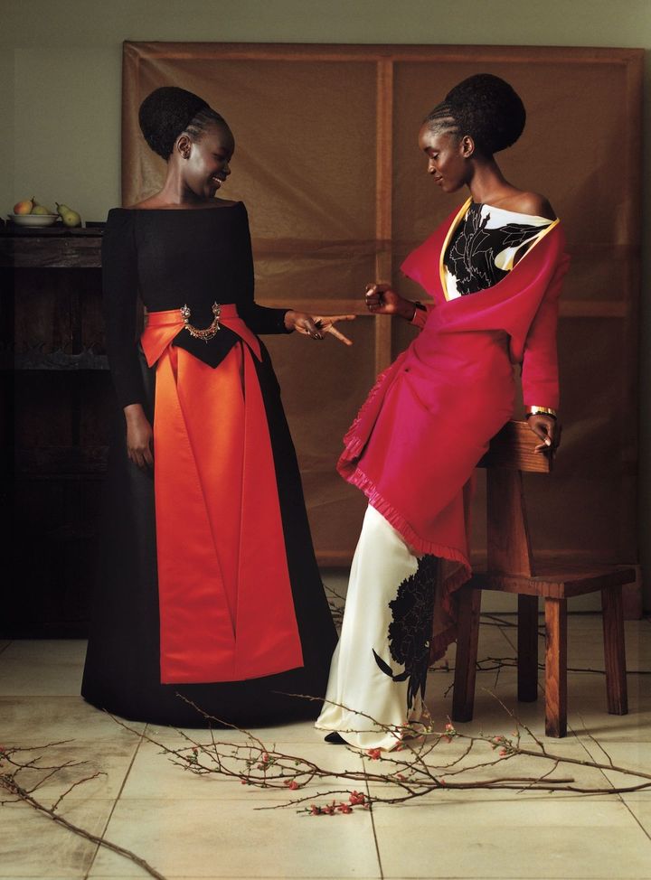 ファッションのビッグバン 現代に通じる脱構築的なパターンやディテールが目立つ、1997年頃のファッションを牽引したクリスチャン・ラクロワとジョン・ガリアーノのアーカイブピース。未来を示唆するようなデザインが、新たな想像力をもたらしてくれる。<br /> 〈左〉クリスチャン・ラクロワの1997年秋のオートクチュールコレクションのドレスBARABOUX（baraboux.com） 〈右〉ジョン ガリアーノの1995年秋冬コレクションのアーカイブのジャケット／AMANDA HARLECH ARCHIVE ジョン ガリアーノの1995年秋冬コレクションのアーカイブのドレス／ALEXANDER FURY ARCHIVE ヴィオネのブレスレット／PAUMÉ LOS ANGELES（paumelosangeles.com）