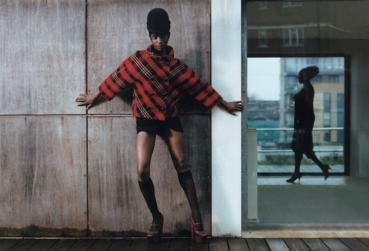 ヴィンテージの再来 ニコラ・ジェスキエールが率いたバレンシアガの2006年秋冬コレクションに登場した特徴的なハットに、ラウンドショルダーのチェックのコートやカーヴィーなハイヒールを纏って。20年近く経った今でも、新鮮かつスタイリッシュに輝く。<br /> バレンシアガの2006年秋冬コレクションのアーカイブのコート シューズ／ともにTHE ARC LONDON（www.thearclondon.com） スカート ¥198,000／FERRAGAMO（フェラガモ・ジャパン） バレンシアガの2006年秋冬コレクションのアーカイブのハット／ALEXANDER FURY ARCHIVE ソックス ¥4,400／WOLFORD （リトルリーグ インク）