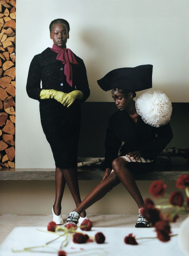 タイムレスな魅力を放つ名品 アズディン・アライアによる1986年秋冬コレクションのデコラティブなジャケットには、ルイ・ヴィトンのスポーティなボディスーツを。クリストバル・バレンシアガがデザインした1953年のオートクチュールのスーツには、プラダの鮮やかなブラウスを添えて優美に着飾って。 <br /> 〈右〉アライアの1986年秋冬コレクションのアーカイブのジャケット／AMANDA HARLECH ARCHIVE ボディスーツ参考商品 シューズ ¥325,600／ともにLOUIS VUITTON（ルイ・ヴィトンクライアントサービス） コム デ ギャルソンの2017年春夏コレクションのアーカイブのハット／20AGE ARCHIVE ブローチ／PHOEBE PHILO（www.phoebephilo.com） 〈左〉バレンシアガの1953年オートクチュールコレクションのアーカイブのスーツ／THE CLASSIFIED（www.classifiedvintage.com） ブラウス ¥319,000（予定価格）／PRADA（プラダ クライアントサービス） グローブ／PAULA ROWAN（www.paularowan.com） シューズ／PHOEBE PHILO（www.phoebephilo.com）