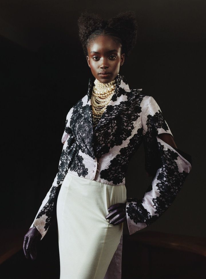 エレガンスを宿す不朽の名作 レースをふんだんにあしらったアレキサンダー・マックイーンの1996年秋冬コレクションのジャケットに、ヴィンテージのパールを重ねてゴージャスに。マルニのボディコンシャスなスカートがエレガンスをさらに加速させる。<br /> アレキサンダー・マックイーンの1996年秋冬コレクションのアーカイブのジャケット／LOANED BY THE HONORABLE DAPHNE GUINNESS スカート（参考色） ¥138,600／MARNI（マルニ ジャパン クライアントサービス） グローブ／PAULA ROWAN（www.paularowan.com） パールのネックレス／すべてヴィンテージ