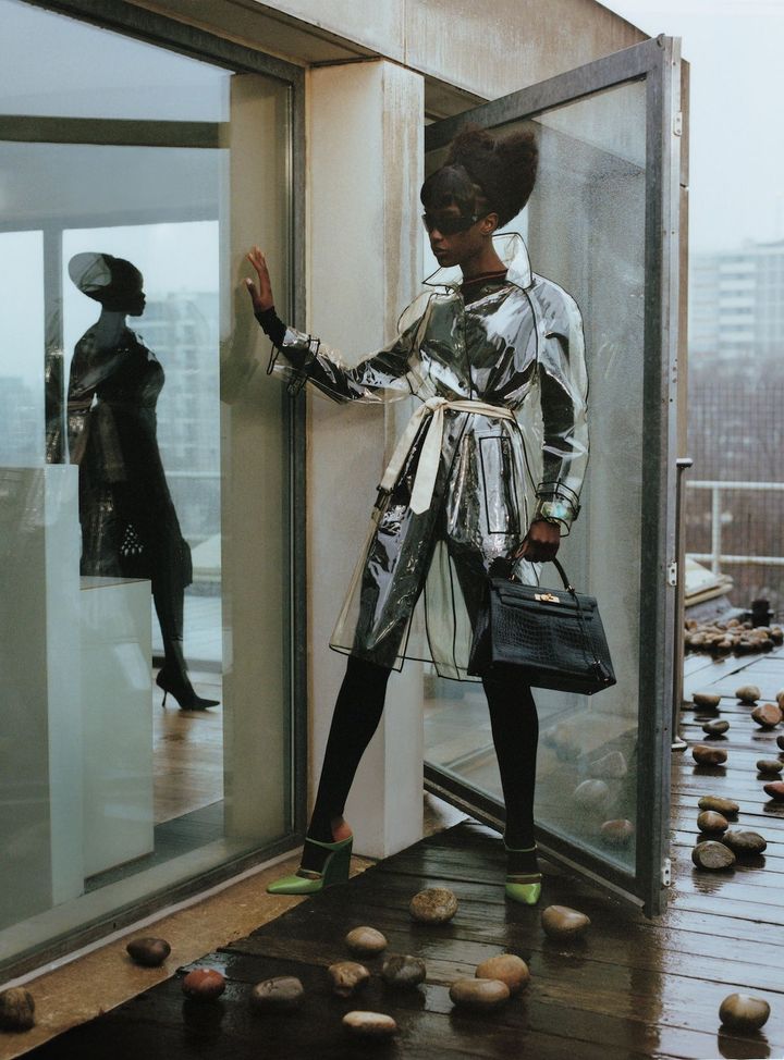 プラダの2002年秋冬コレクションのアーカイブのコート／ALEXANDER FURY ARCHIVE トップ レギンス／ともにSYLVA（officialsylva.com） ヴィオネのヴィンテージのブレスレット／PAUMÉ LOS ANGELES（paumelosangeles.com） エルメスのヴィンテージのバッグ／LOANED BY ALISHA BRITTAN シューズ ¥242,000／GUCCI（グッチ クライアントサービス）