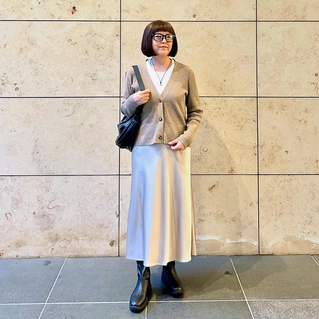 Uniqlo Uのホワイトの「エアリズムコットンクルーネックTシャツ」×サテンスカート