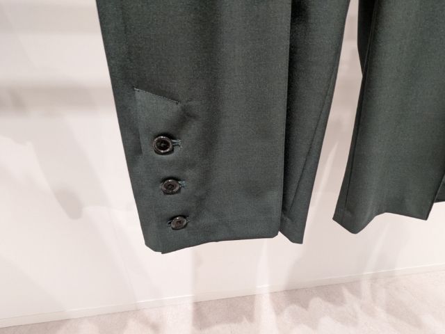 クロップドパンツの裾