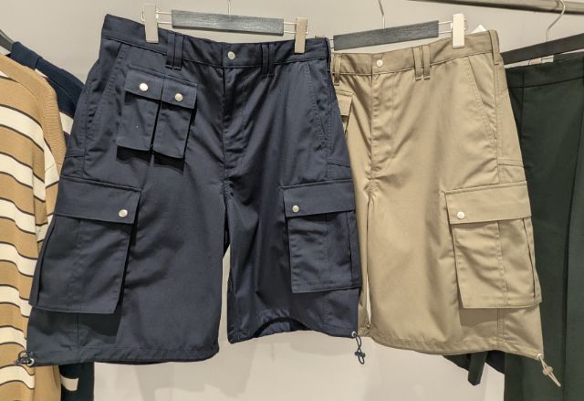 2枚のワイドカーゴショーツ