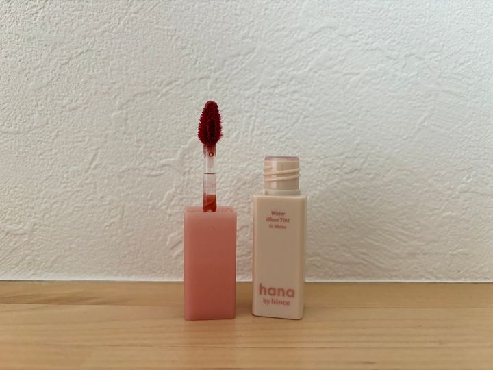 ウォーターグラスティント 01モモ ￥990 ※低分子ヒアルロン酸（ハイドロライズト ヒアルロニック アシッド）