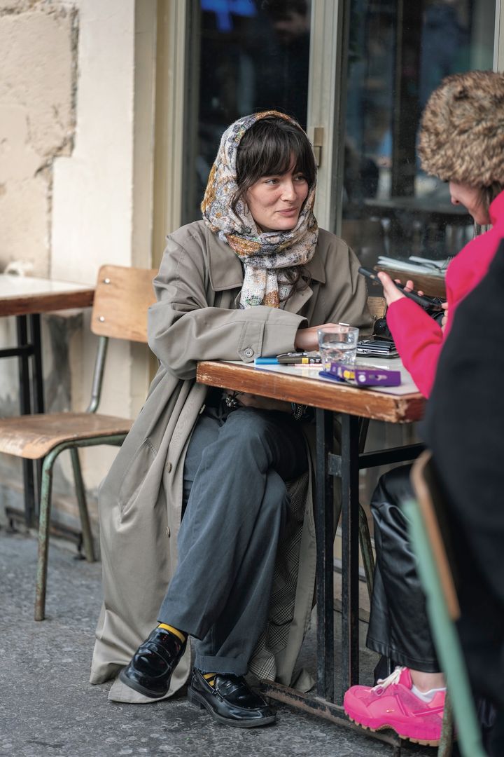 肌寒い日は巻物をさっと頭に巻いてみて。こなれたオシャレコーデが完成です