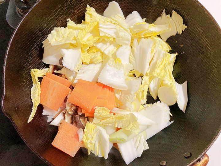 野菜を炒めていく