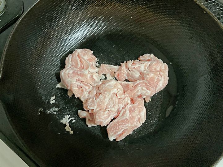 豚こま肉を炒める