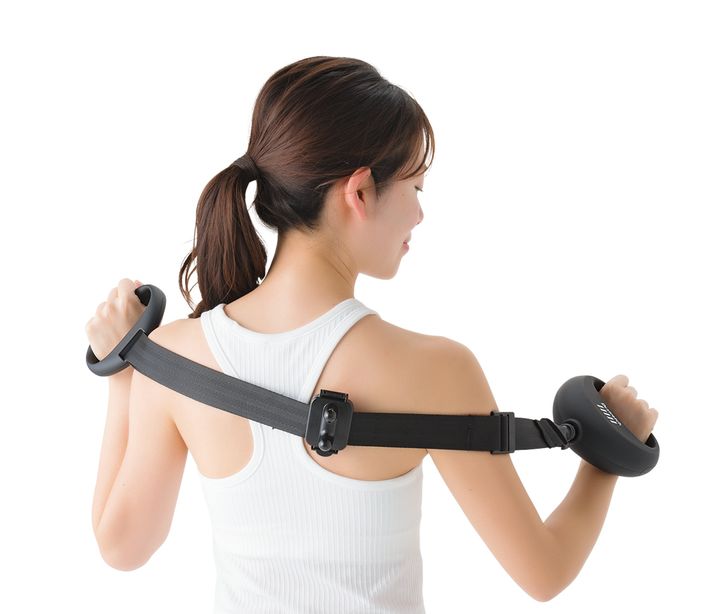 コアストレッチバンドの使い方。両手でバンドを動かしながら筋肉を伸ばす。