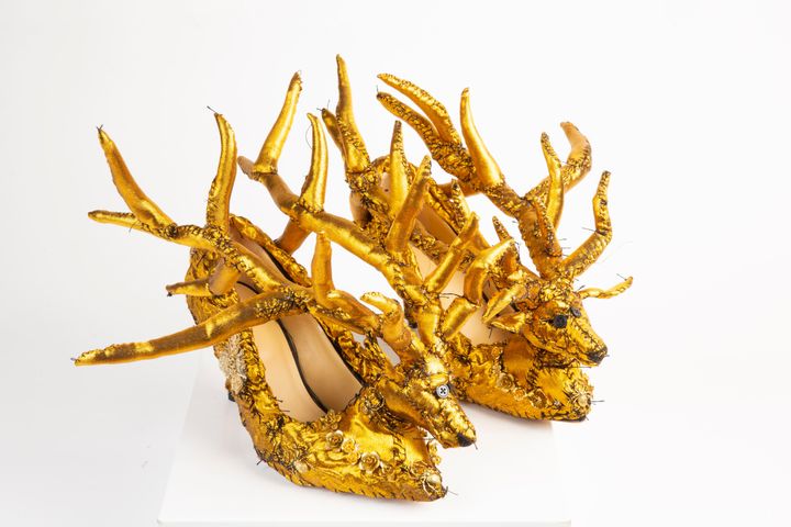 デュポンがアンダーカバー 2025-26年秋冬コレクションのために手がけた、鹿をモチーフにしたゴールドのシューズ。