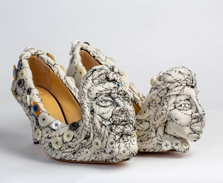 アンティークのポートレートをイメージしたデザイン。