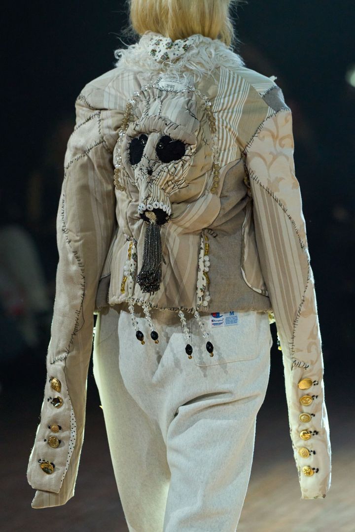 アンダーカバー 2025-26年秋冬コレクションより。