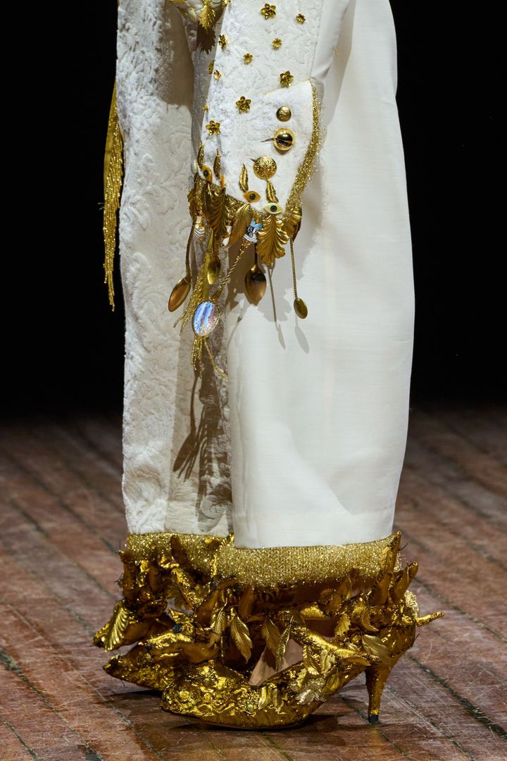 アンダーカバー 2025-26年秋冬コレクションより。