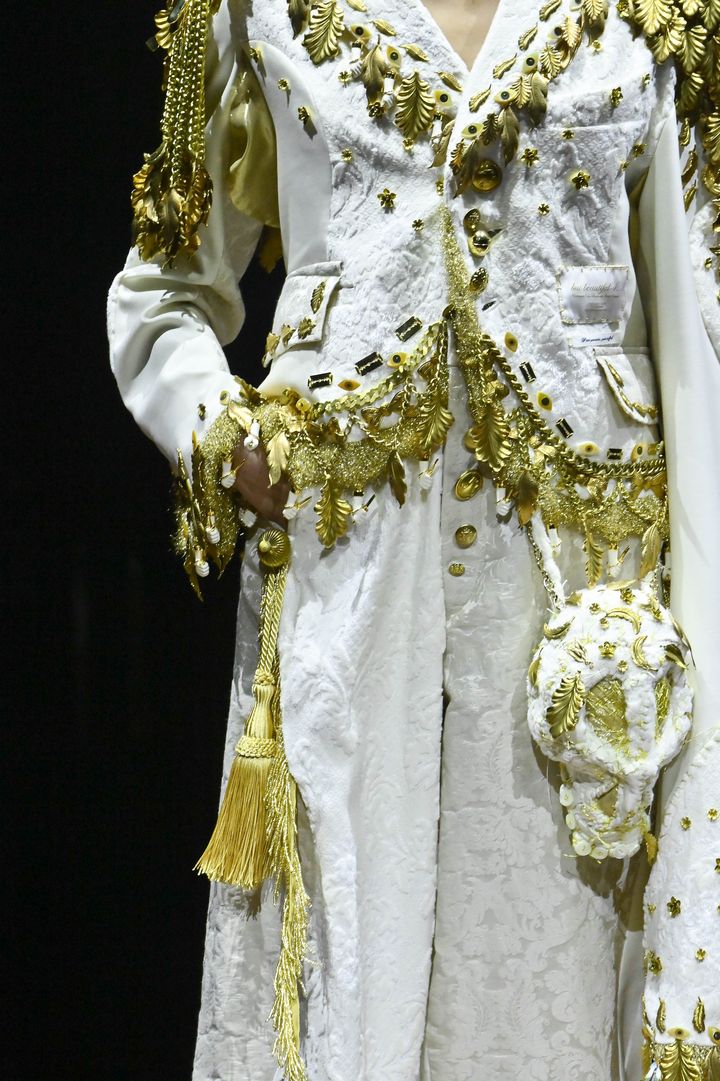 アンダーカバー 2025-26年秋冬コレクションより。