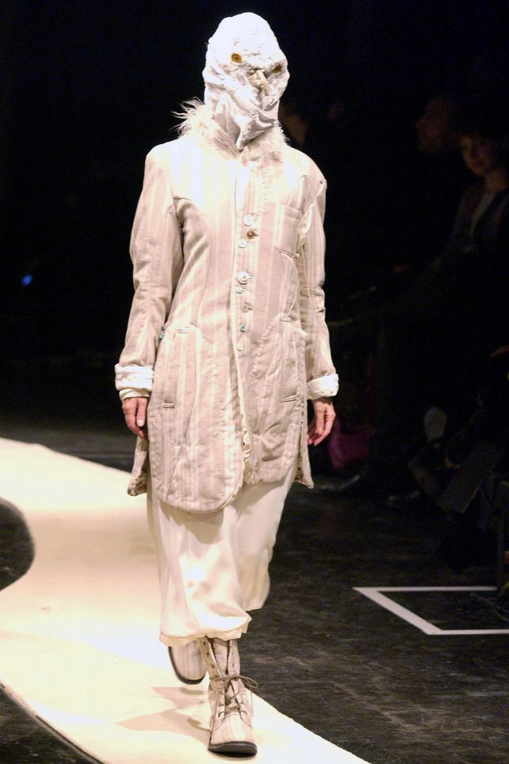 アンダーカバー 2004-05年秋冬コレクションより。